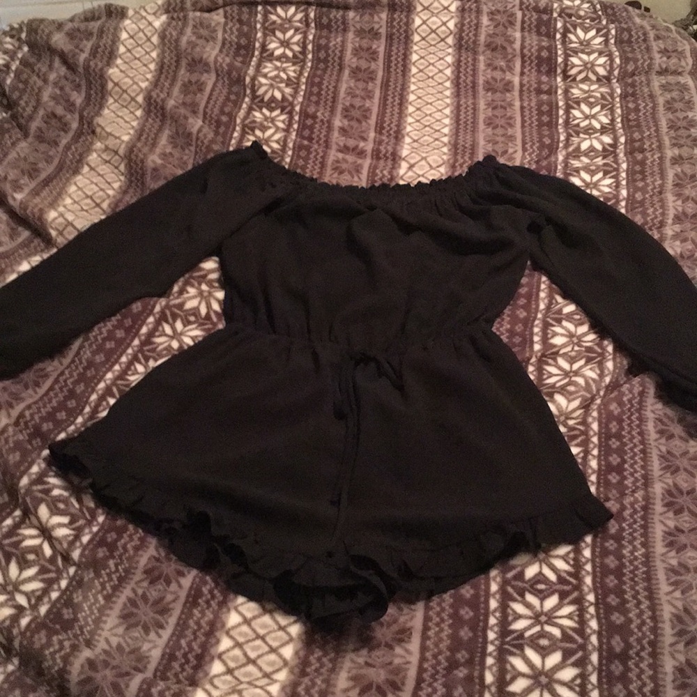 Black long sleeve off the shoulder romper ✨
